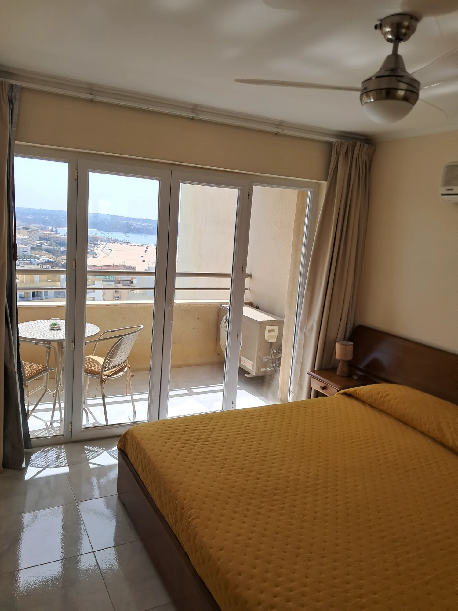 Camera con balcone vista oceano Atlantico Portogallo
