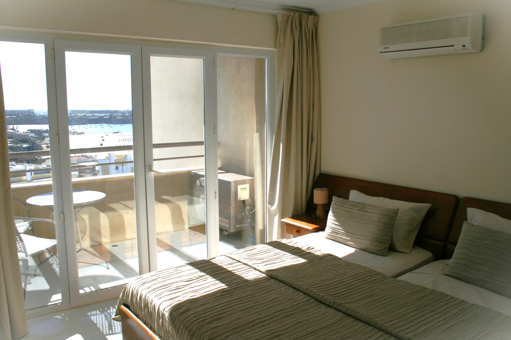 Camera da letto con vista mare appartamento Dom Elena Praia da Rocha