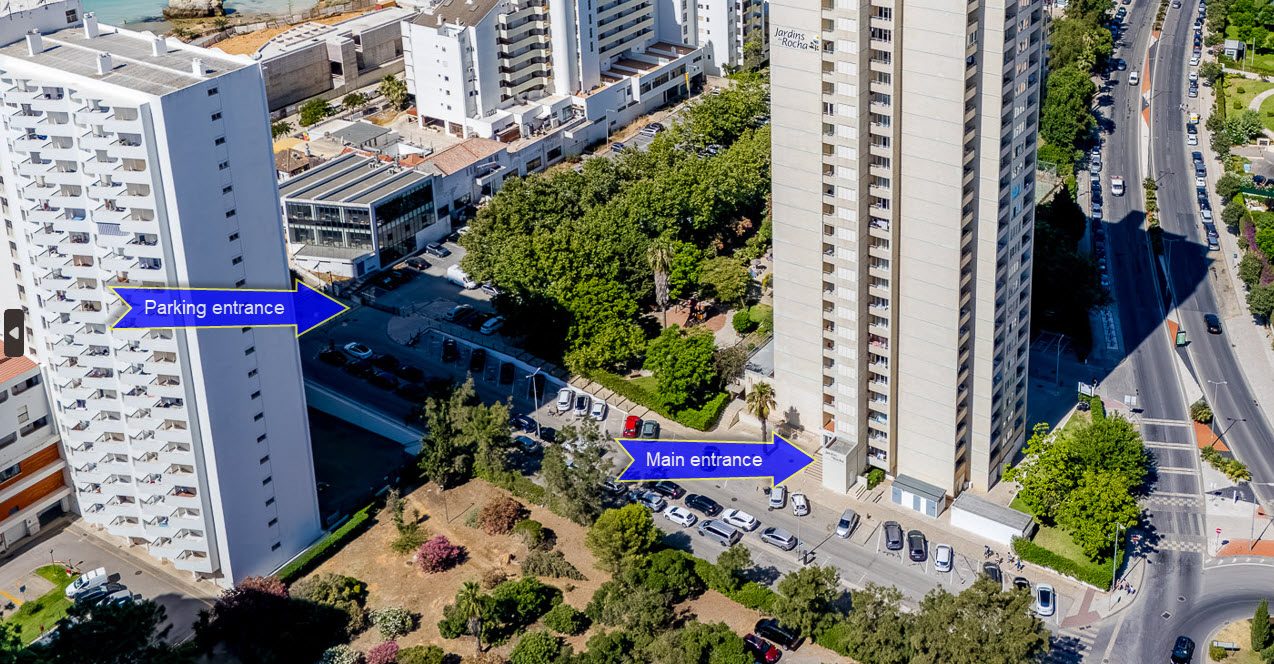 Vista aerea con ingresso del parcheggio e ingresso principale indicati