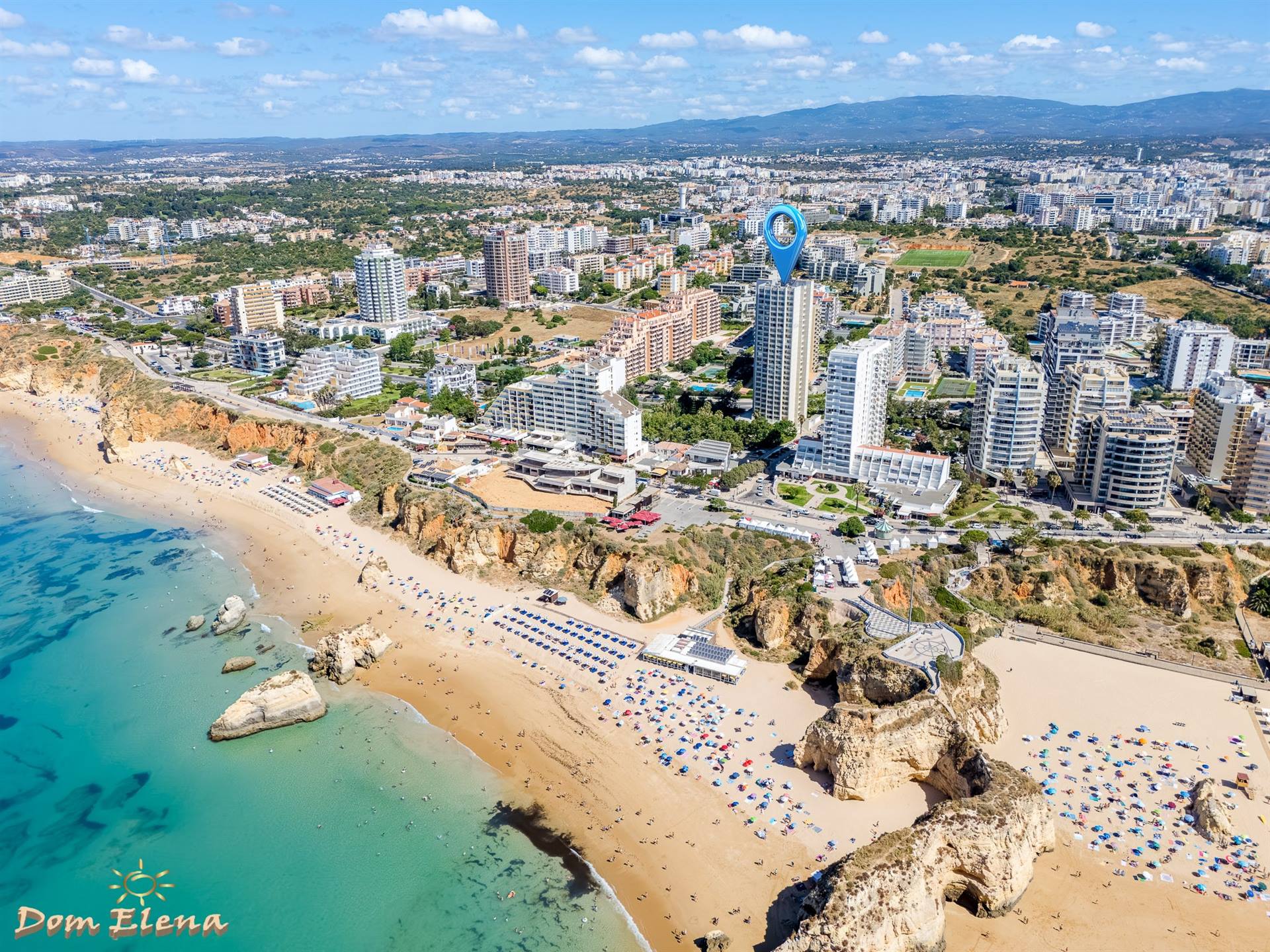 Vista aerea su Portimao e le colline dell'Algarve dal grattacielo Dom Elena